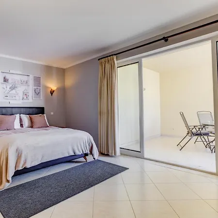 2 Bedroom With Pool In Marachique, * Alvor